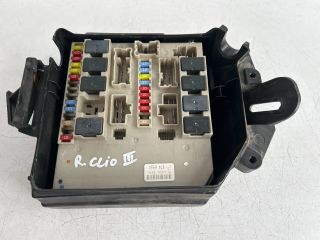 bontott RENAULT CLIO III Biztosítéktábla Motortér