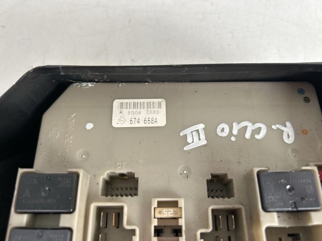 bontott RENAULT CLIO III Biztosítéktábla Motortér