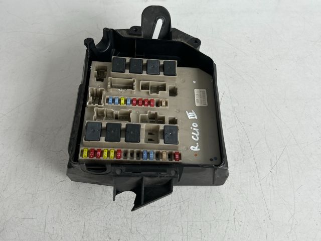 bontott RENAULT CLIO III Biztosítéktábla Motortér