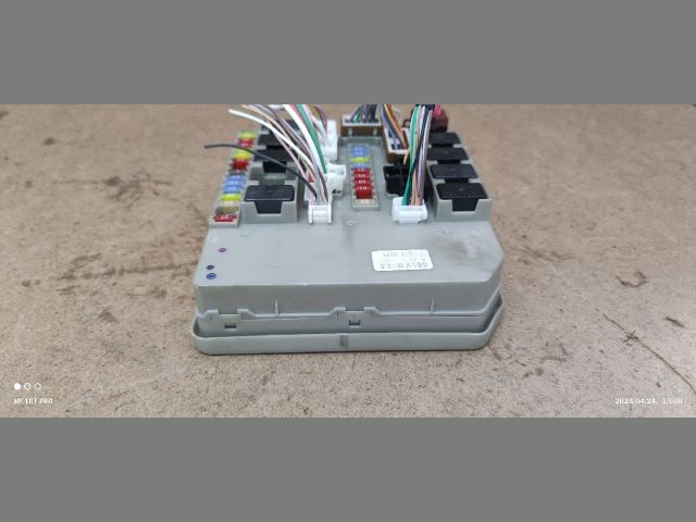 bontott RENAULT CLIO III Biztosítéktábla Motortér