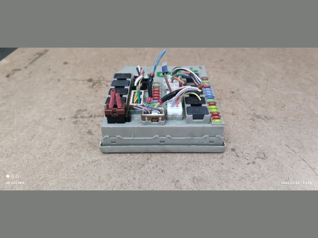 bontott RENAULT CLIO III Biztosítéktábla Motortér