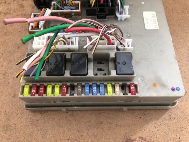 bontott RENAULT CLIO III Biztosítéktábla Motortér