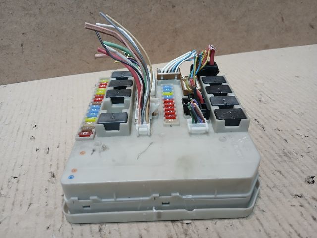 bontott RENAULT CLIO III Biztosítéktábla Motortér