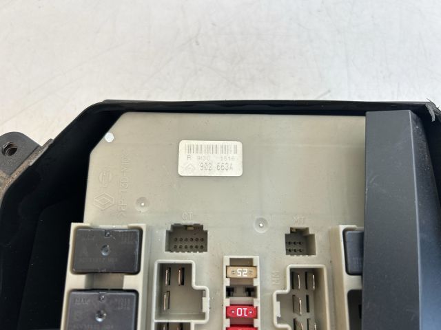 bontott RENAULT CLIO III Biztosítéktábla Motortér