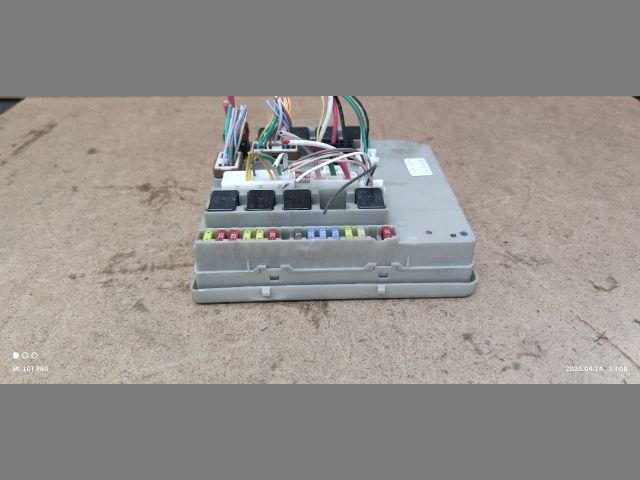 bontott RENAULT CLIO III Biztosítéktábla Motortér