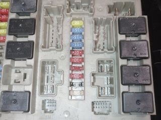 bontott RENAULT CLIO III Biztosítéktábla Motortér