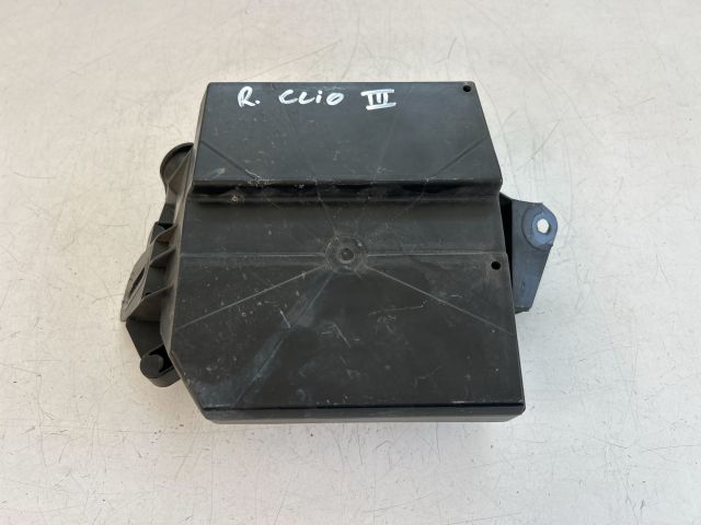 bontott RENAULT CLIO III Biztosítéktábla Motortér