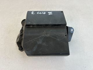 bontott RENAULT CLIO III Biztosítéktábla Motortér