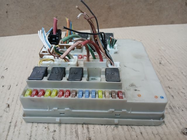 bontott RENAULT CLIO III Biztosítéktábla Motortér