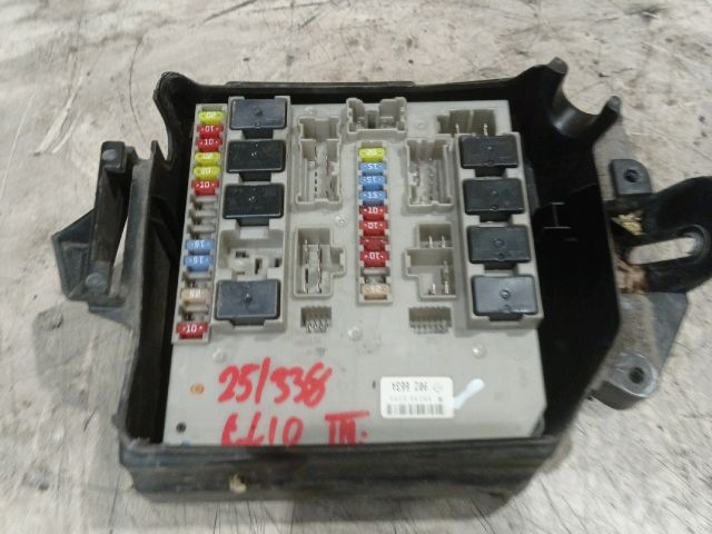 bontott RENAULT CLIO III Biztosítéktábla Motortér