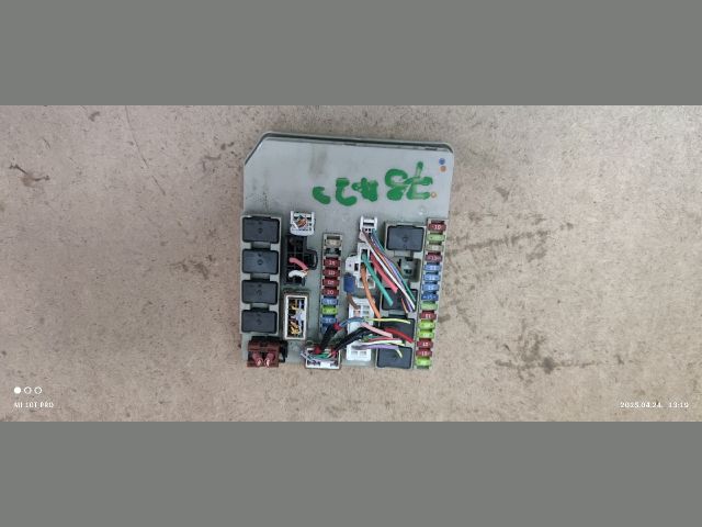 bontott RENAULT CLIO III Biztosítéktábla Motortér