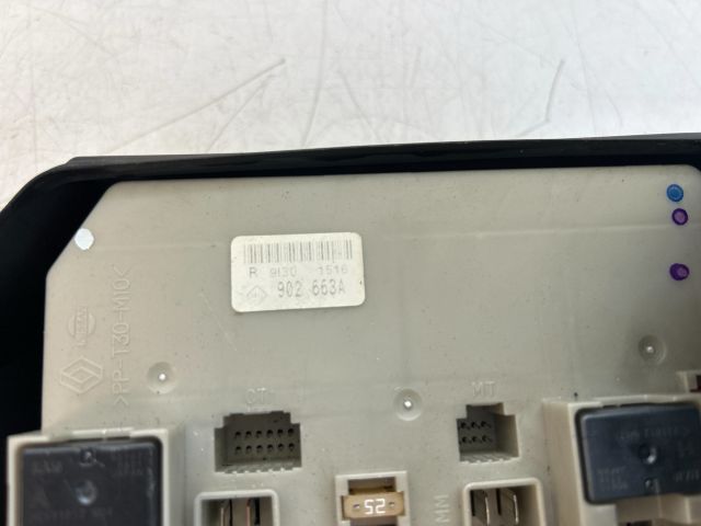 bontott RENAULT CLIO III Biztosítéktábla Motortér