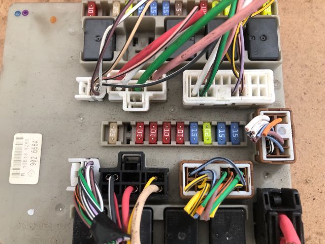 bontott RENAULT CLIO III Biztosítéktábla Motortér