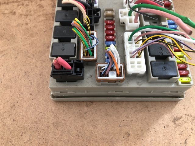 bontott RENAULT CLIO III Biztosítéktábla Motortér