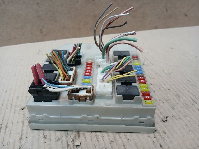 bontott RENAULT CLIO III Biztosítéktábla Motortér