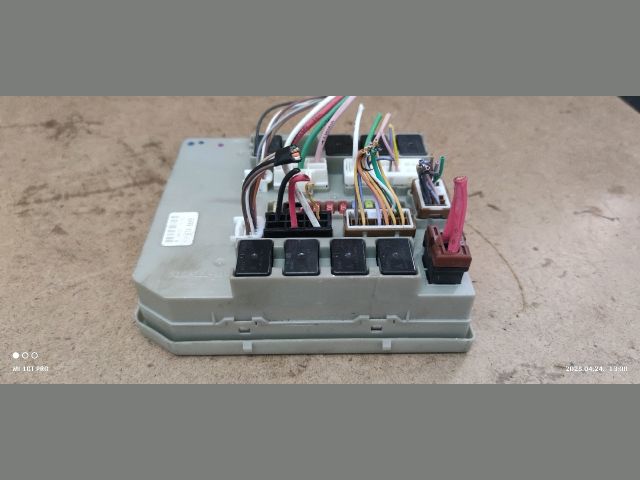 bontott RENAULT CLIO III Biztosítéktábla Motortér