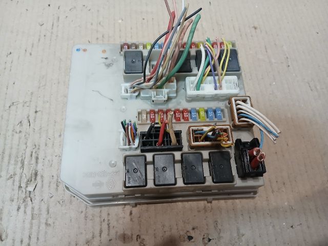 bontott RENAULT CLIO III Biztosítéktábla Motortér