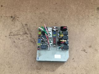 bontott RENAULT CLIO III Biztosítéktábla Motortér