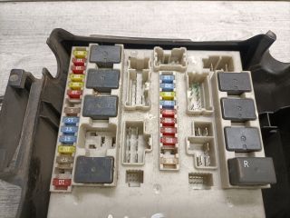 bontott RENAULT CLIO III Biztosítéktábla Motortér