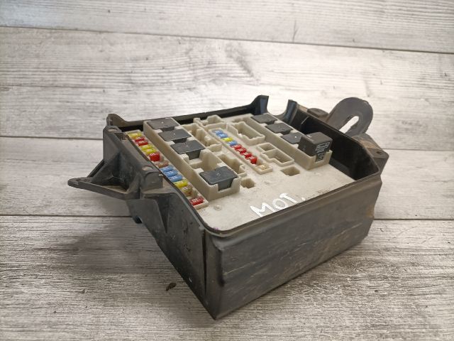 bontott RENAULT CLIO III Biztosítéktábla Motortér