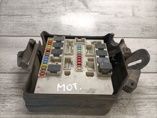 bontott RENAULT CLIO III Biztosítéktábla Motortér