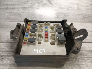 bontott RENAULT CLIO III Biztosítéktábla Motortér