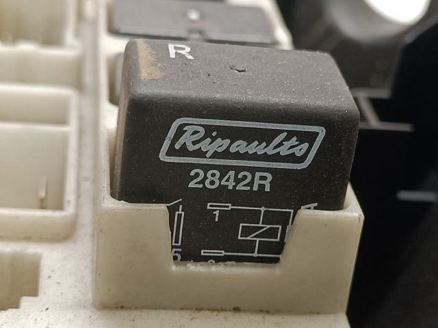 bontott RENAULT CLIO III Biztosítéktábla Motortér