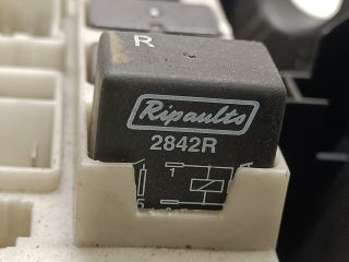 bontott RENAULT CLIO III Biztosítéktábla Motortér