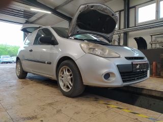 bontott RENAULT CLIO III Biztosítéktábla Motortér