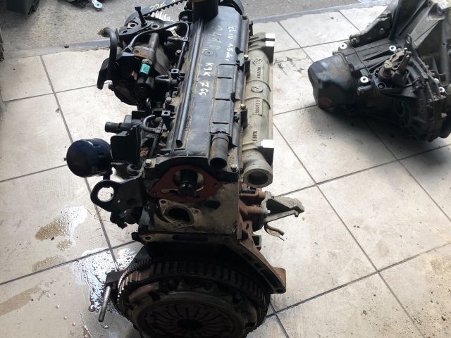 bontott RENAULT CLIO III Motor (Fűzött blokk hengerfejjel)