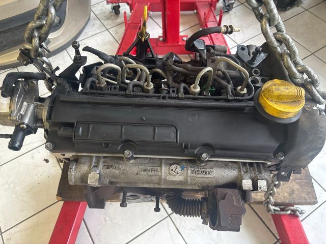 bontott RENAULT CLIO III Komplett Motor (Segédberendezésekkel)