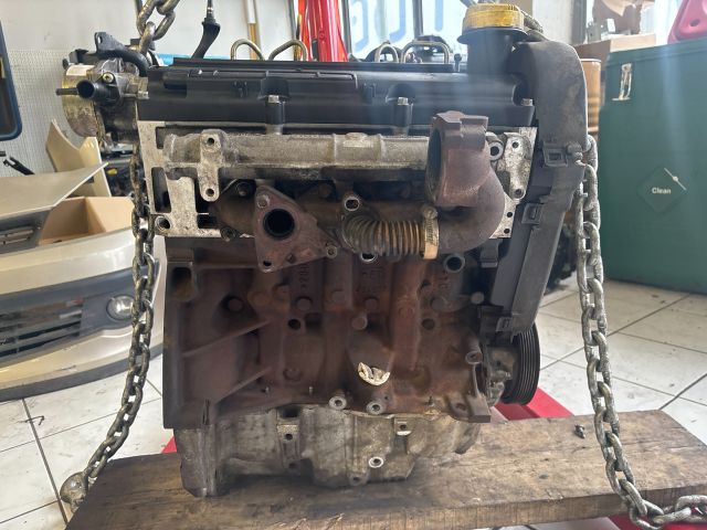 bontott RENAULT CLIO III Komplett Motor (Segédberendezésekkel)