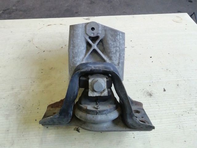 bontott RENAULT CLIO III Motor Tartó Bak Jobb