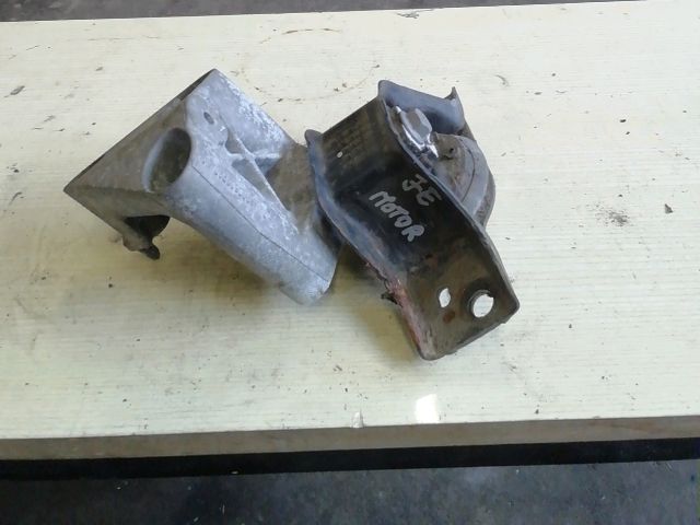bontott RENAULT CLIO III Motor Tartó Bak Jobb