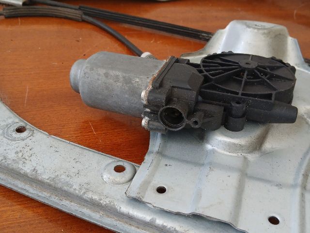 bontott RENAULT CLIO III Bal első Ablakemelő Szerkezet (Elektromos)