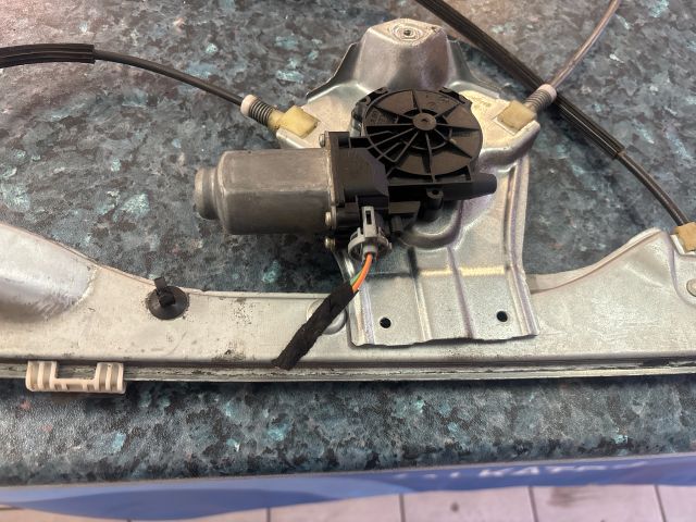 bontott RENAULT CLIO III Bal első Ablakemelő Szerkezet (Elektromos)