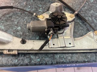 bontott RENAULT CLIO III Bal első Ablakemelő Szerkezet (Elektromos)