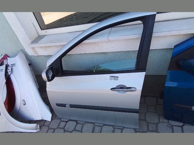 bontott RENAULT CLIO III Bal első Ajtó (Részeivel)