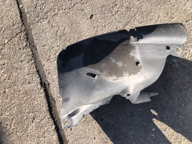 bontott RENAULT CLIO III Bal első Első Dobbetét (Kerékjárati, Műanyag)