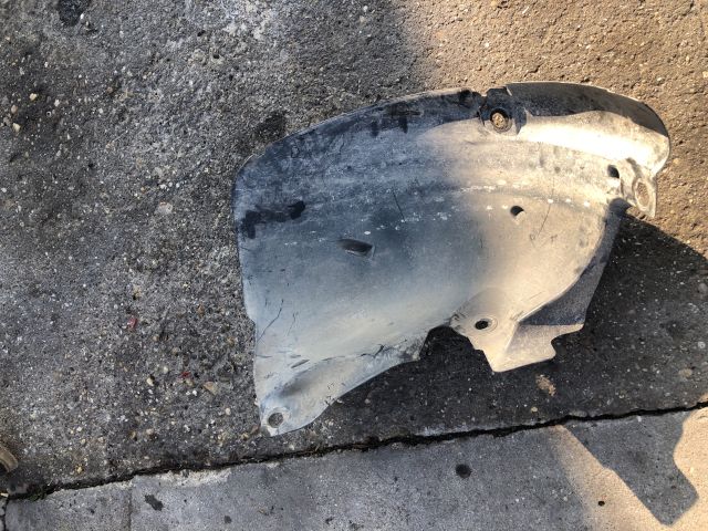 bontott RENAULT CLIO III Bal első Első Dobbetét (Kerékjárati, Műanyag)