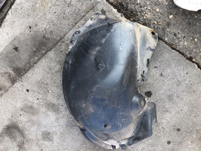 bontott RENAULT CLIO III Bal első Első Dobbetét (Kerékjárati, Műanyag)