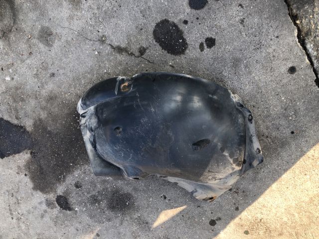 bontott RENAULT CLIO III Bal első Első Dobbetét (Kerékjárati, Műanyag)