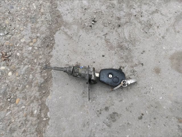 bontott RENAULT CLIO III Bal első Zárbetét