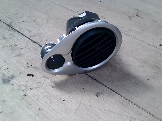 bontott RENAULT CLIO III Bal Szellőző