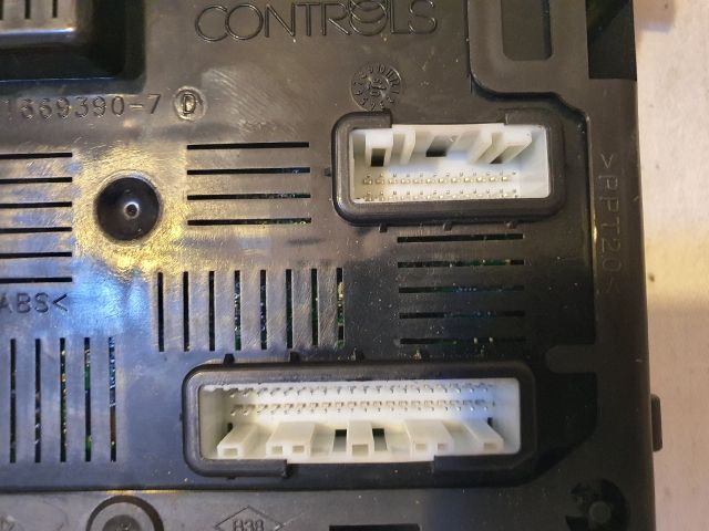 bontott RENAULT CLIO III Biztosítéktábla Utastér