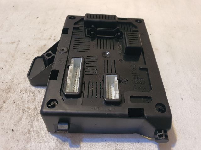 bontott RENAULT CLIO III Biztosítéktábla Utastér