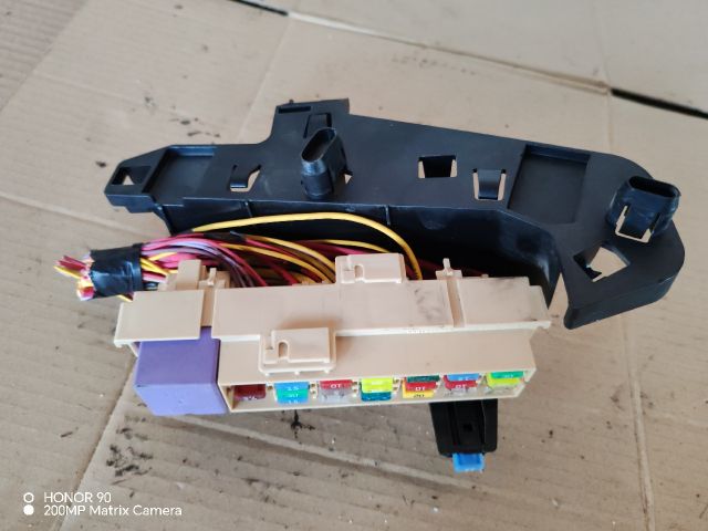 bontott RENAULT CLIO III Biztosítéktábla Utastér