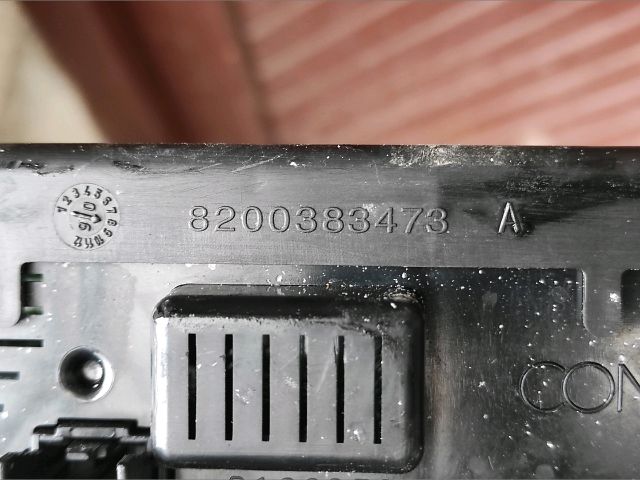 bontott RENAULT CLIO III Biztosítéktábla Utastér