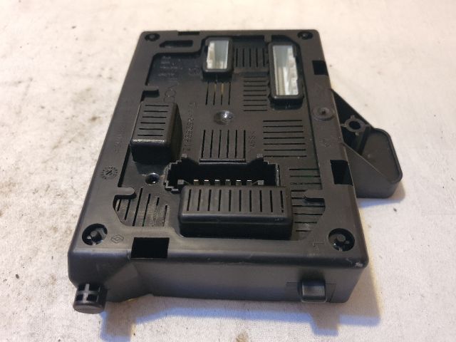 bontott RENAULT CLIO III Biztosítéktábla Utastér