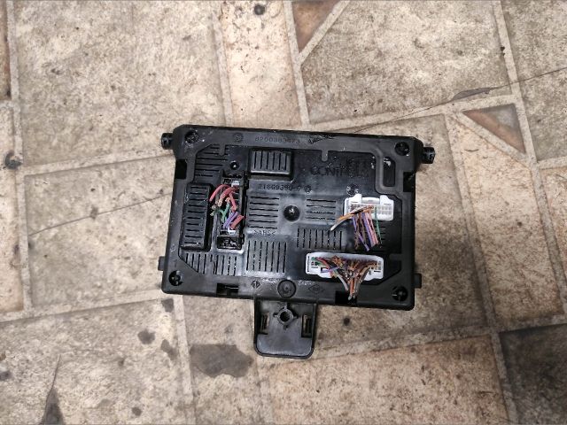 bontott RENAULT CLIO III Biztosítéktábla Utastér